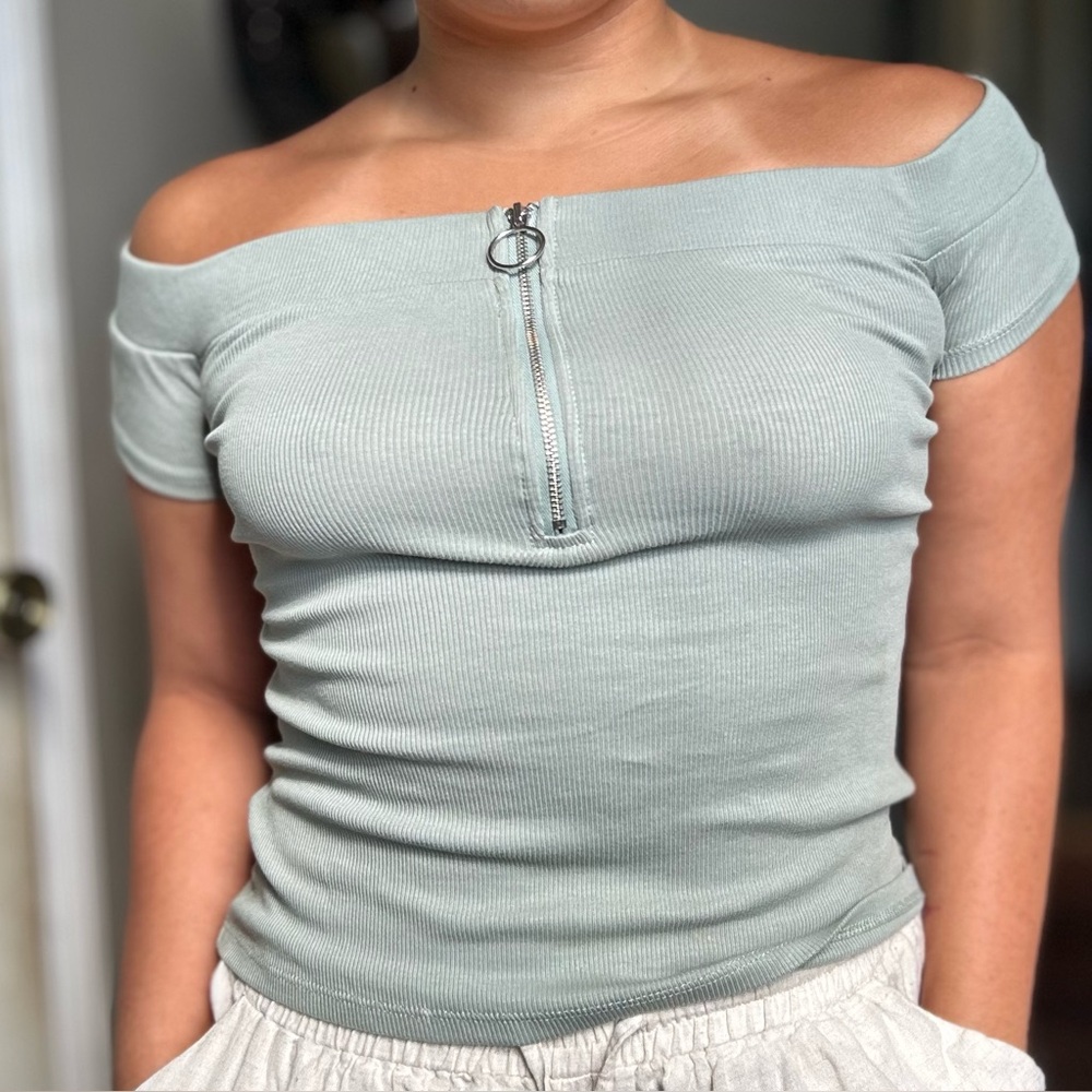 GUESS Off Shoulder Top